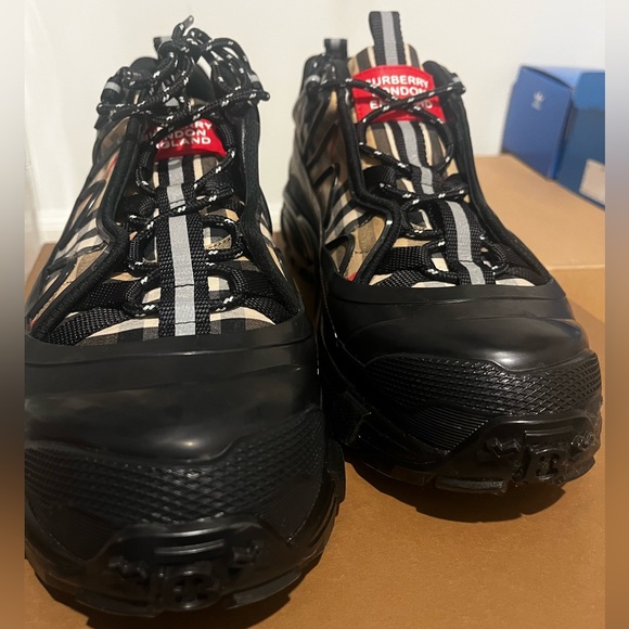 I am looking to sell theses 1 time wear Burberry shoes size 46.Perfect condition - Picture 3 of 6